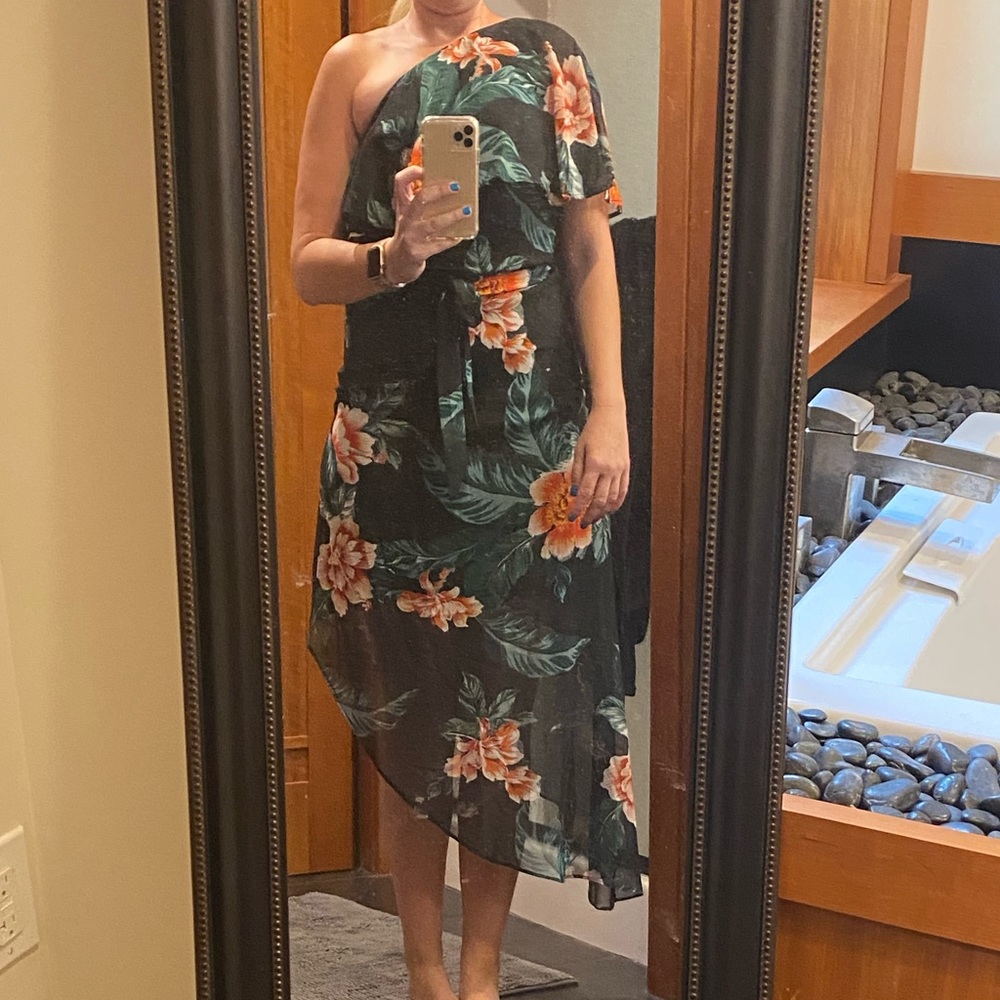 NWT One sleeve asymmetrical dress. Sz 4.